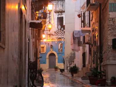 A partire dalla piazza, via Nitti cambia nome in via del Ponte (U p�nt), strada che definisce e attraversa tutto il centro storico e ricorda quando nel borgo antico si trovava un castello e un ponte levatoio che permetteva il passaggio sul fossato. Passeggiamo quindi �Nmezz� a �  p�nt�, circondati da lanterne accese e antiche casette...